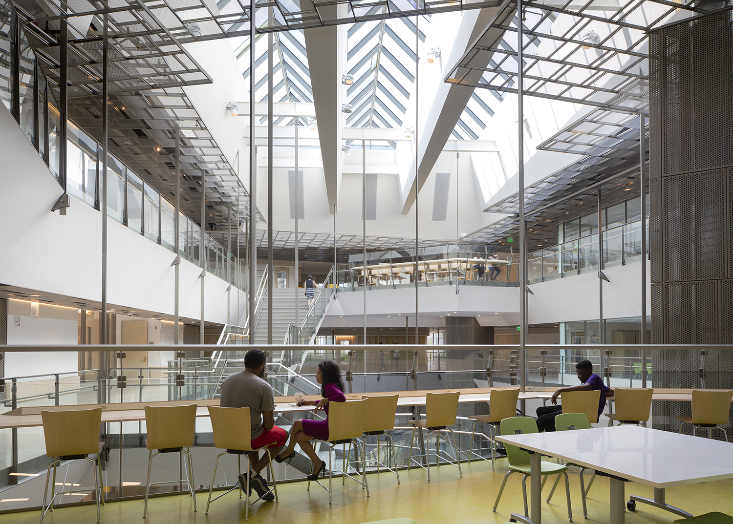 ‘Live technology’ suspension structure in the light filled central learning commons